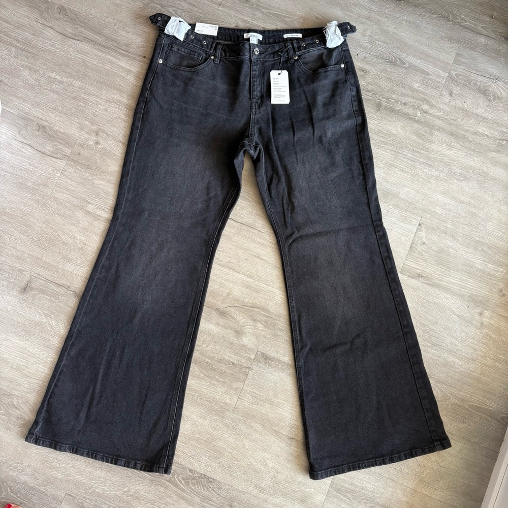NWT Forever 21 Premium Low Rise Flare Black Jeans- Size 32